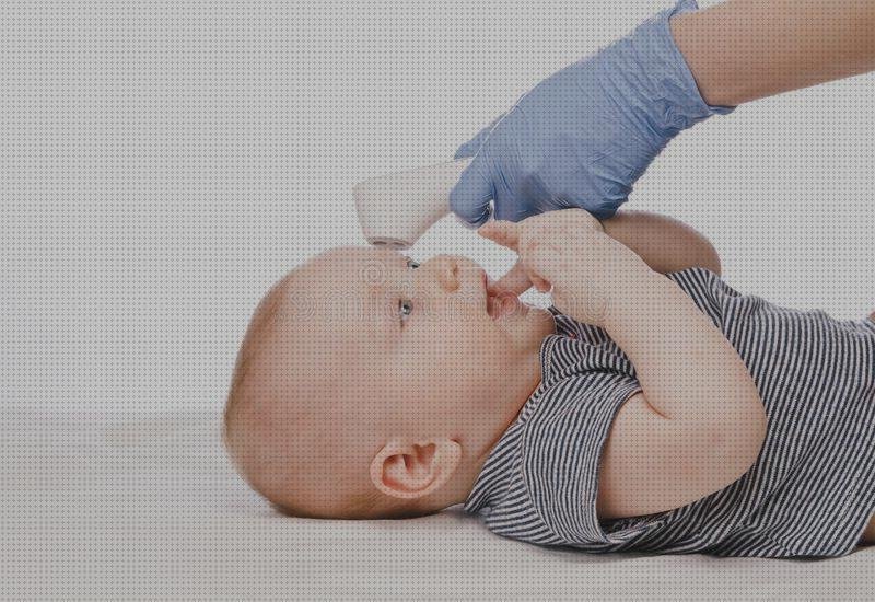 Review de termómetro con pediatra y niño